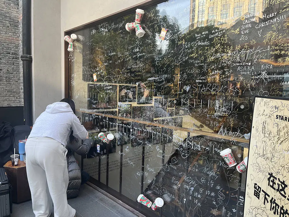 24年老店即将告别！星巴克新天地店闭店倒计时，顾客纷纷打卡留念  第4张
