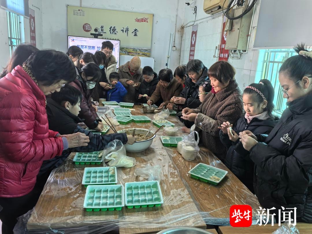冬至暖心饺子宴：邻里欢聚，笑声中包出幸福与温情
