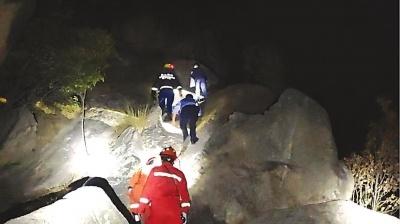 惊险！两名驴友被困未开发山区，消防员紧急救援