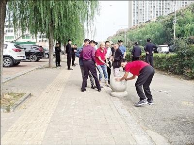 隔离墩挡道，行人和非机动车安全隐患何时消？  第1张