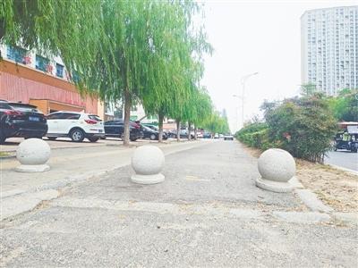 非机动车道被石墩霸占，行人安全谁来保障？  第1张