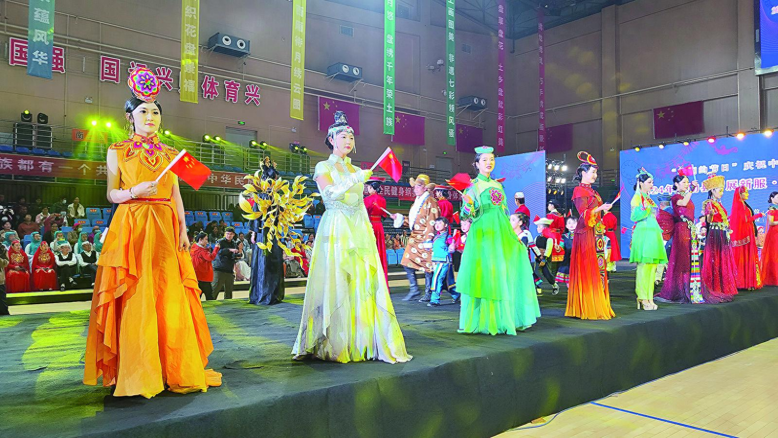 海东互助民族服饰创研成果发布，近百套服饰艺术品惊艳亮相