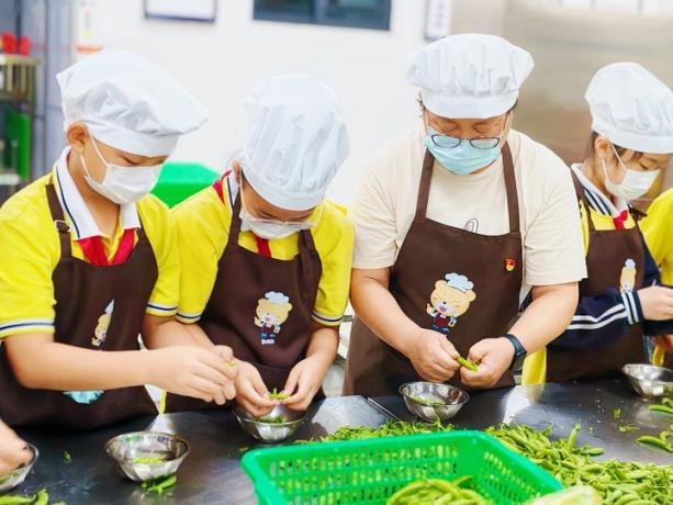 食堂劳动大揭秘！小学生沉浸式体验，洗碗剥豆有何奇妙之处？  第3张