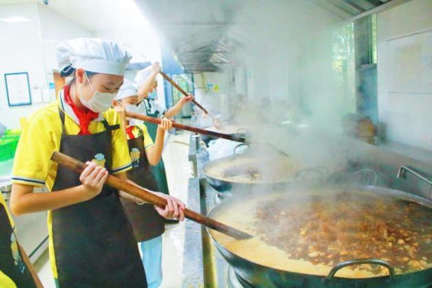食堂劳动大揭秘！小学生沉浸式体验，洗碗剥豆有何奇妙之处？  第4张