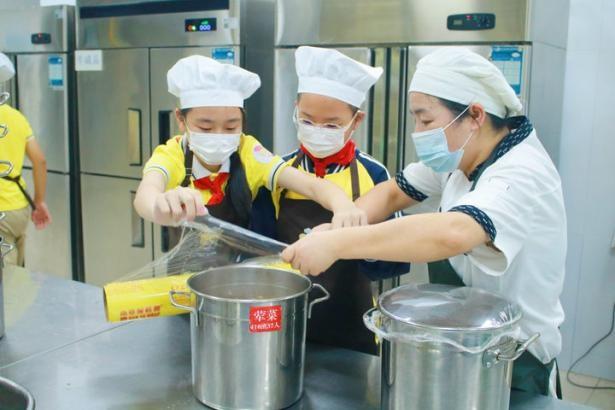 食堂劳动大揭秘！小学生沉浸式体验，洗碗剥豆有何奇妙之处？  第5张