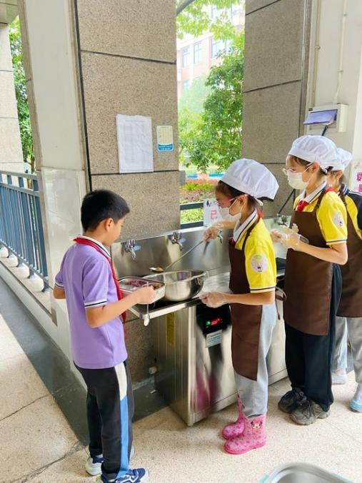 食堂劳动大揭秘！小学生沉浸式体验，洗碗剥豆有何奇妙之处？  第6张