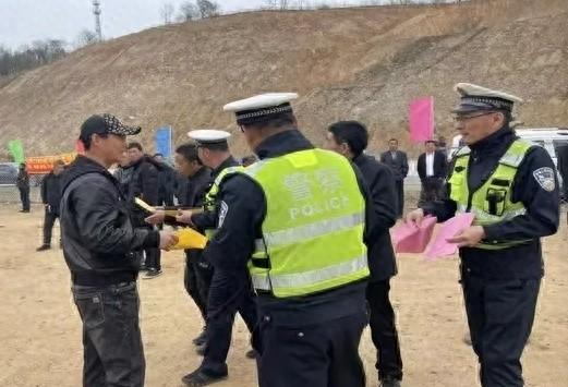 梅河交警深入农村开展交通安全宣传，守护农民出行安全  第1张