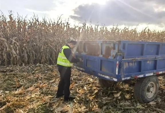 梅河交警深入农村开展交通安全宣传，守护农民出行安全  第3张