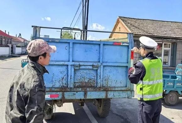 梅河交警深入农村开展交通安全宣传，守护农民出行安全  第4张