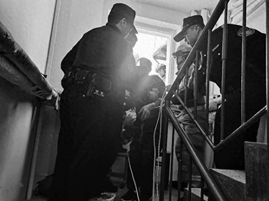 93 岁老人竟独自爬出窗外，民警与消防合力施救，结果如何？  第1张