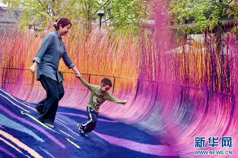 成都太古里惊现大型公共艺术装置，带你走进自然与艺术的和谐共鸣  第3张