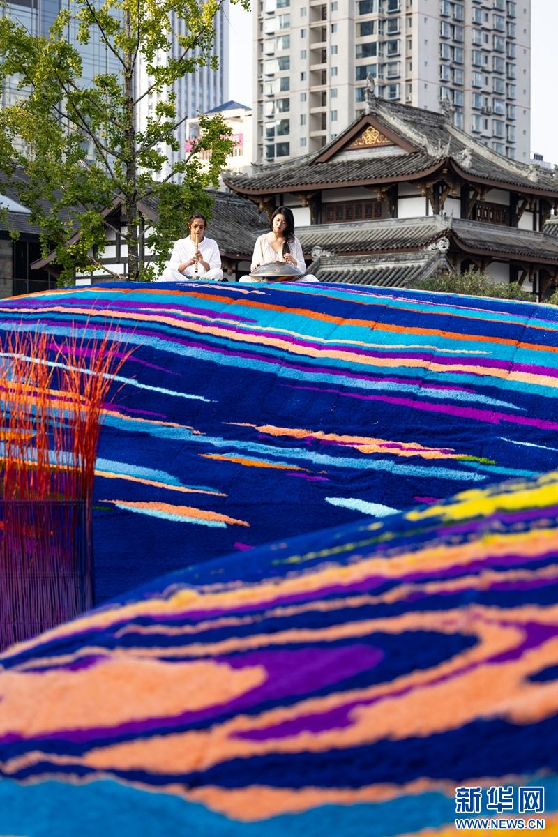 成都太古里惊现大型公共艺术装置，带你走进自然与艺术的和谐共鸣  第4张