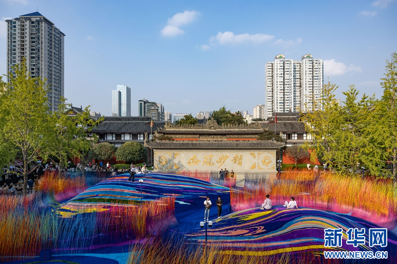 成都太古里惊现大型公共艺术装置，带你走进自然与艺术的和谐共鸣  第5张