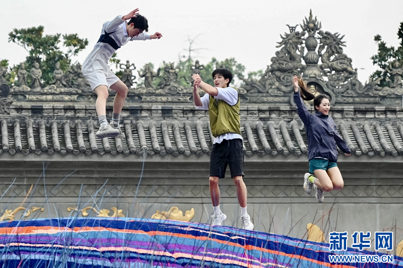 成都太古里惊现大型公共艺术装置，带你走进自然与艺术的和谐共鸣  第7张