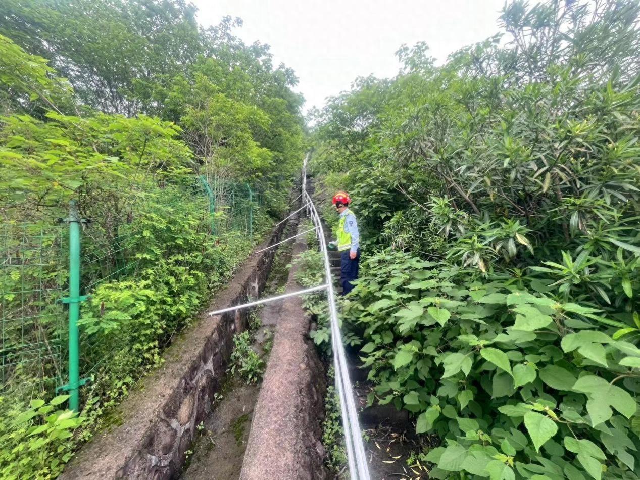高速路边护栏被破坏，网格员拍照上报，管理单位迅速处理