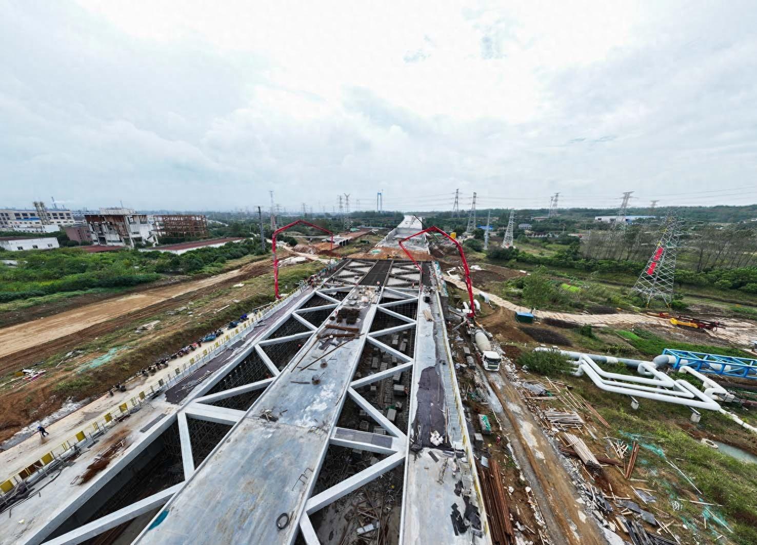 震撼！扬州境内第一条高速公路隧道主体结构施工全部完成  第1张