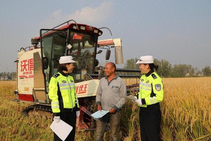 秋收农忙正当时，淮阴交警深入田间地头，筑牢交通安全防线  第1张