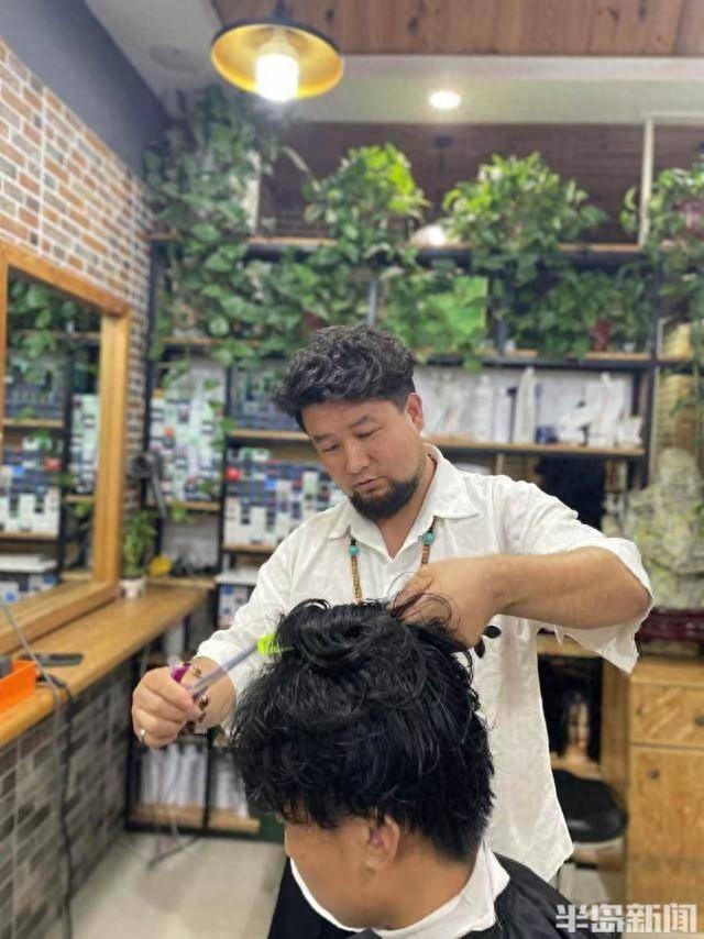 从甘肃到城阳，35 岁美发师罗杰的七年光阴与爱心之旅  第1张