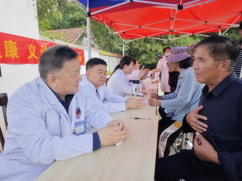 市医学会专家赴骆马湖戴场岛村送医送教，为居民健康保驾护航  第3张