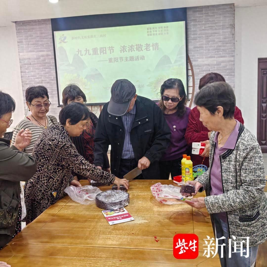 常熟市碧溪街道三湾村重阳节活动：套圈、投壶、做挂饰，老人玩得不亦乐乎  第1张