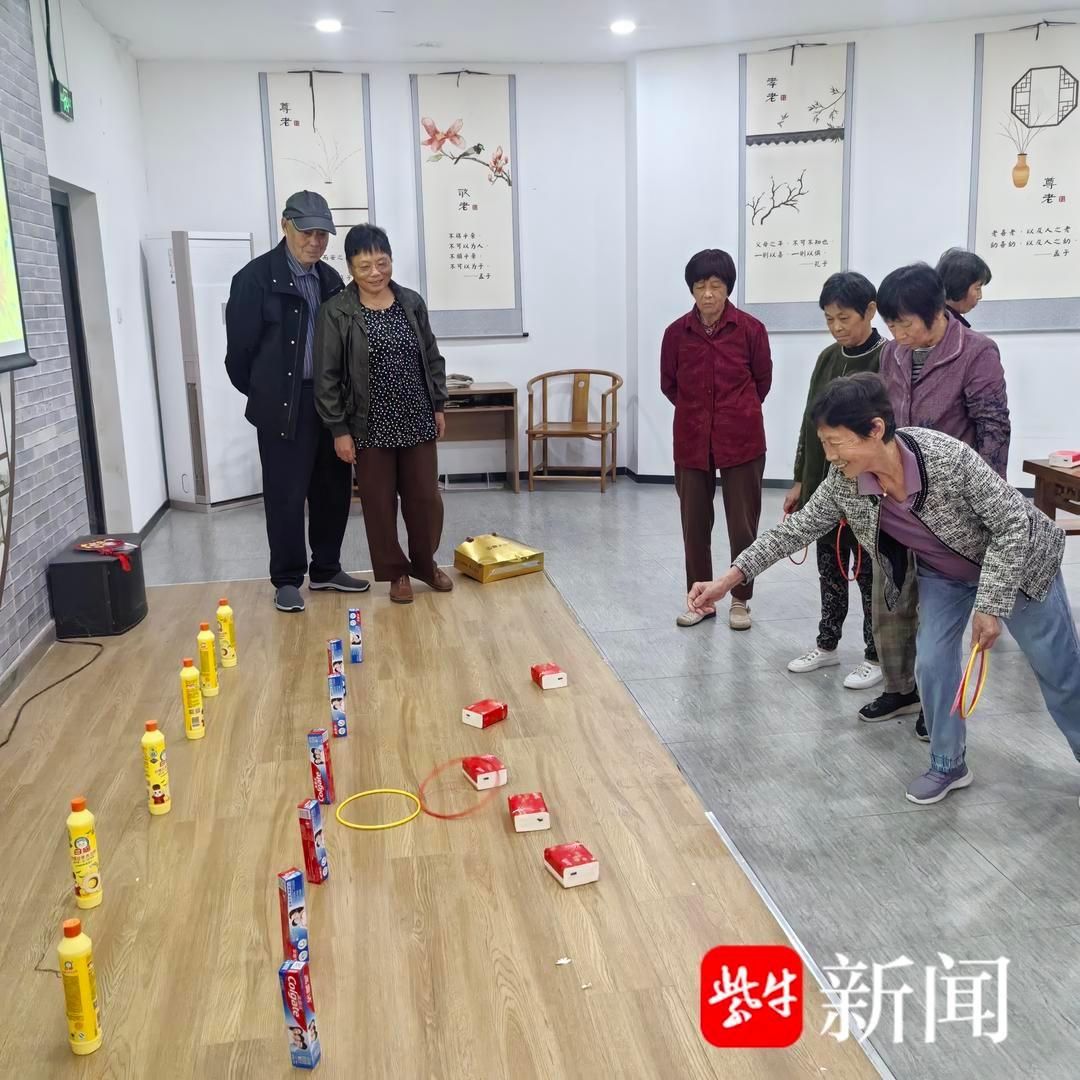 常熟市碧溪街道三湾村重阳节活动：套圈、投壶、做挂饰，老人玩得不亦乐乎  第4张