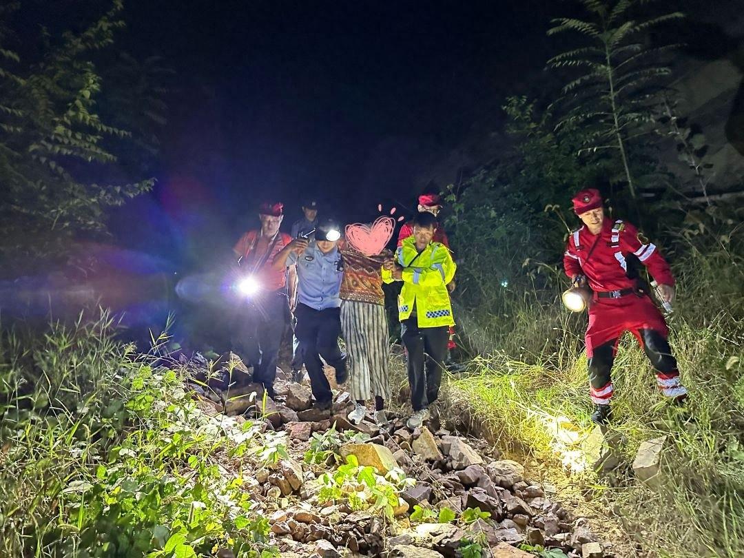 65 岁老人迷失山林，救援队伍能否成功营救？  第1张