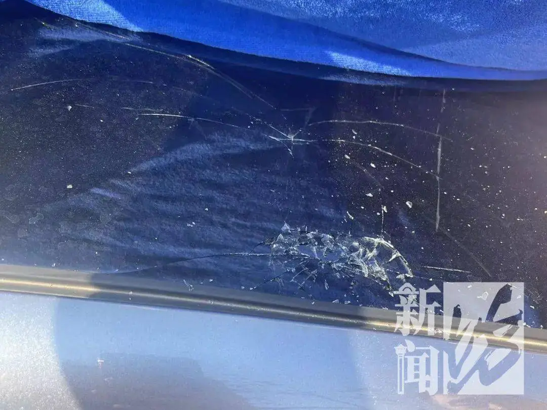 午睡被吵醒，男子竟将空调扇从窗口抛出，还砸中楼下汽车  第3张