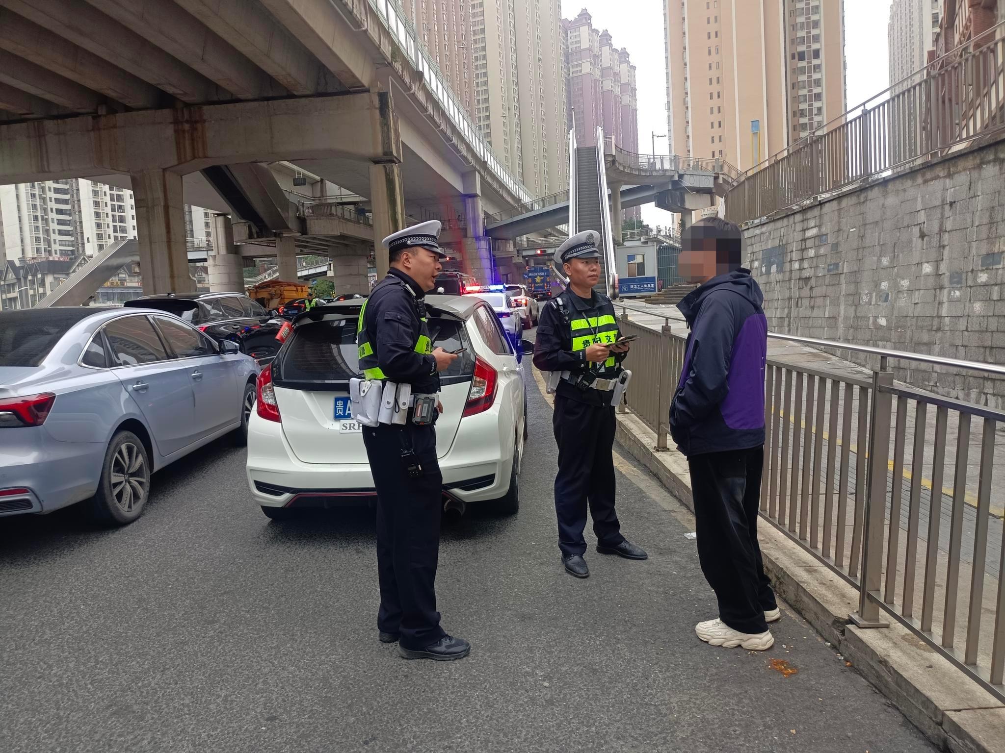 贵阳一轿车改装排气管，只为好玩？居民：这是噪音污染  第3张