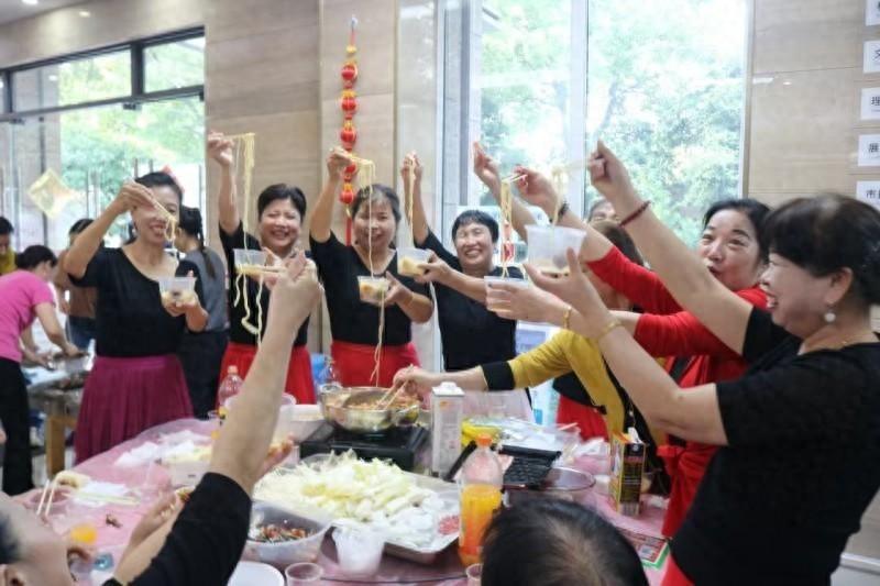 白杨街道云涛联合社区百家宴，美食盛宴还是共治城市的契机？  第1张