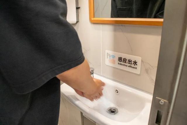 全程无接触！静安区酷炫公厕亮相，科技感拉满  第4张