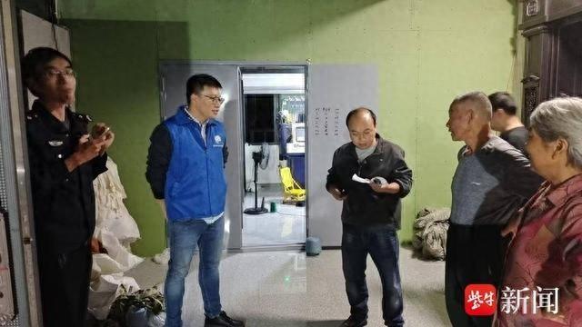 出租屋消防夜查：隐患重重，网格员如何守护平安？