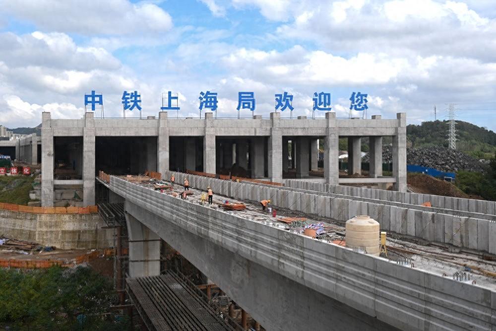 金义东市域轨道交通工程后宅停车场项目盖体结构顺利封顶  第1张