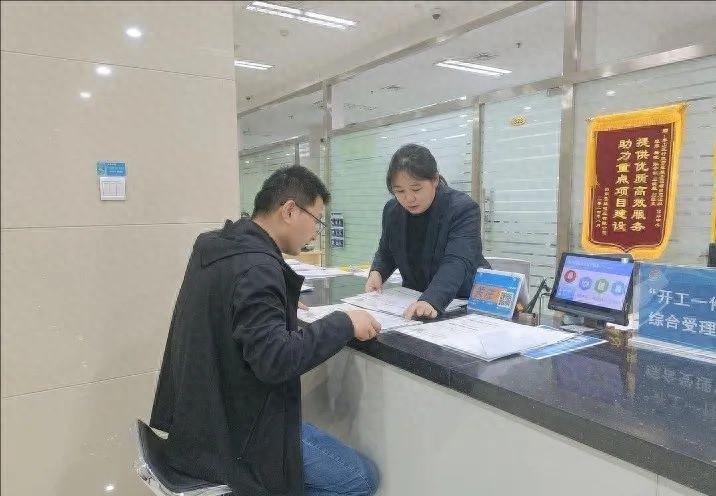 全市首批！泰山区老旧小区改造施工许可证核发，破解无证上岗难题  第1张