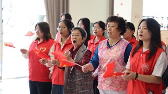 重阳虽过，关爱不停！双林街工作人员走进养老院，为老人送去温暖  第1张