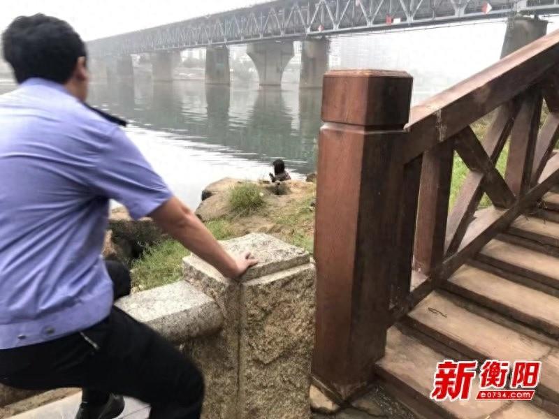 女子跳江轻生，民警千钧一发之际将其拉回  第1张
