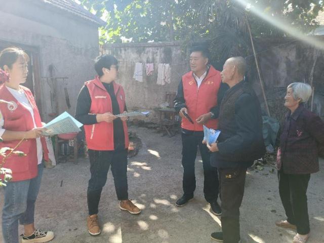 鲁桥镇敬老爱老活动:走访老人,送上关怀,让爱永驻心间 第2张 鲁桥镇敬老爱老活动:走访老人,送上关怀,让爱永驻心间 第2张