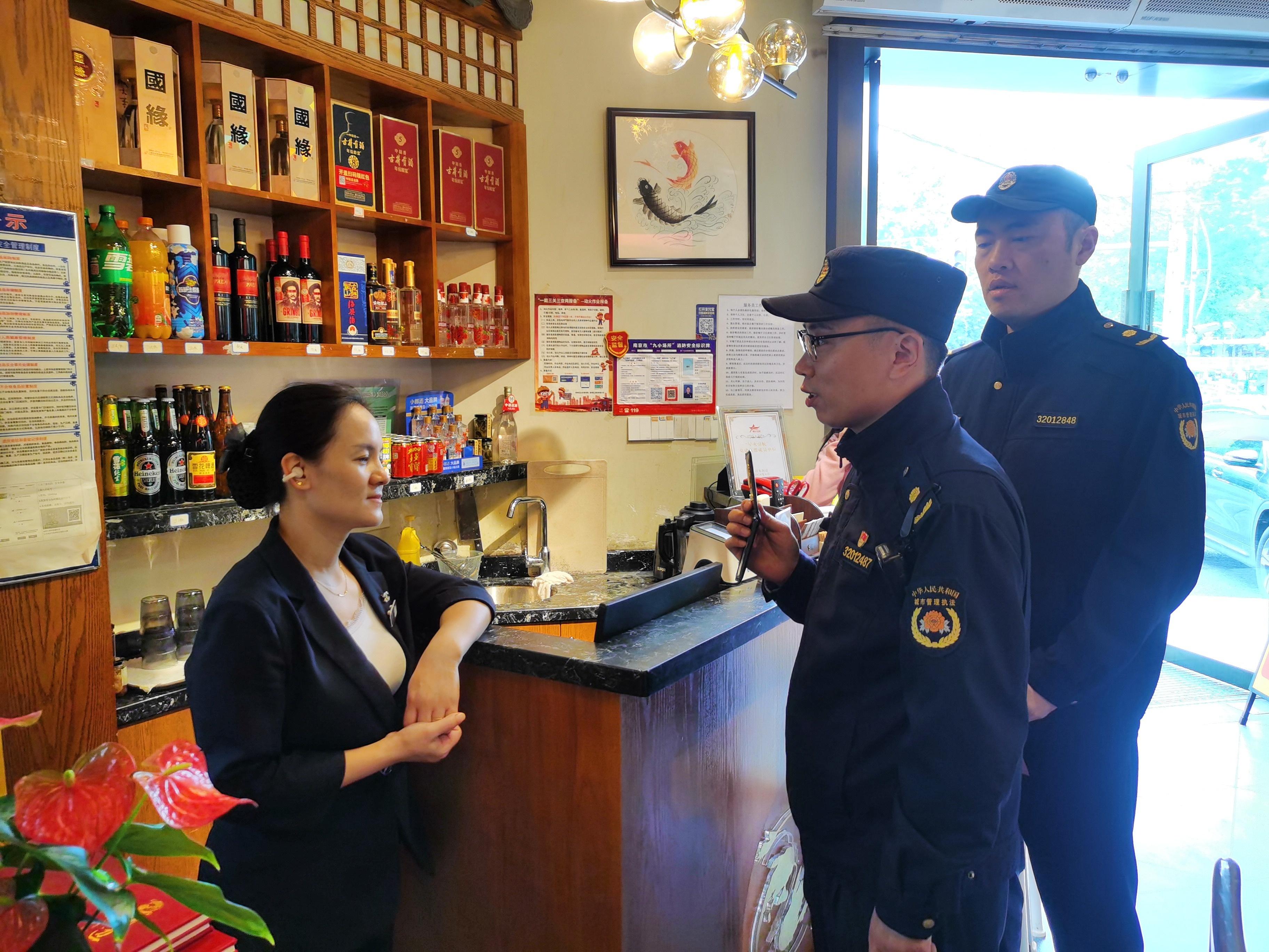 龙江河水域综合治理持续进行，鼓楼城管联合多部门执法检查  第2张