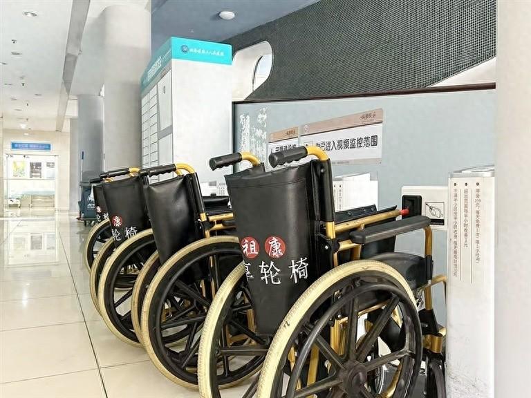 区三院无障碍设施大揭秘！自助轮椅、防滑垫、陪诊服务，老年人就医不再难  第1张