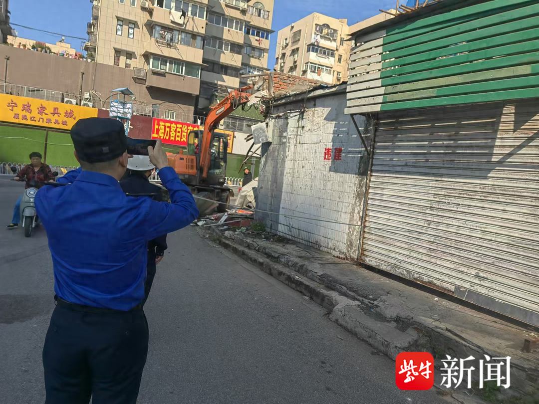 南京鼓楼城管大队拆除老旧小区违建，助力城市环境整治  第1张