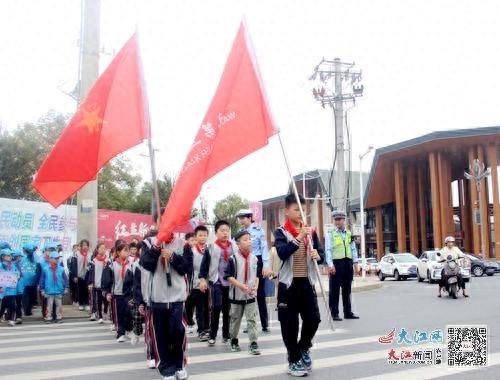 万载二小文明小使者：叔叔阿姨，请戴上头盔  第1张