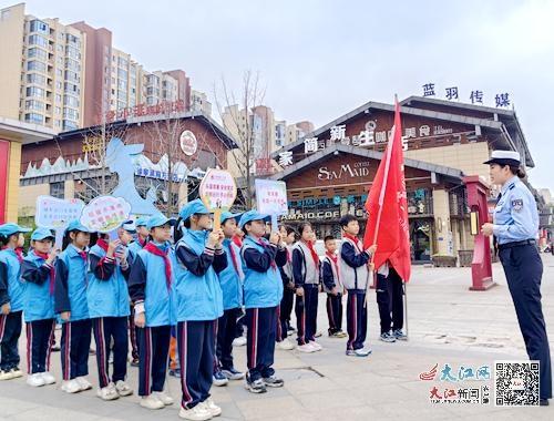 万载二小文明小使者：叔叔阿姨，请戴上头盔  第2张