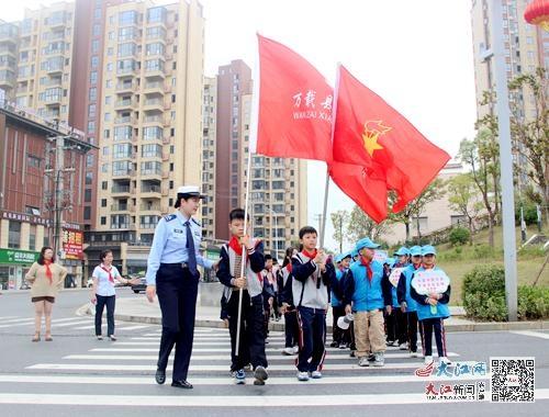 万载二小文明小使者：叔叔阿姨，请戴上头盔  第3张