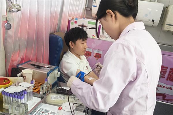安康高新区第四小学教师踊跃献血，用热血诠释师者担当  第3张