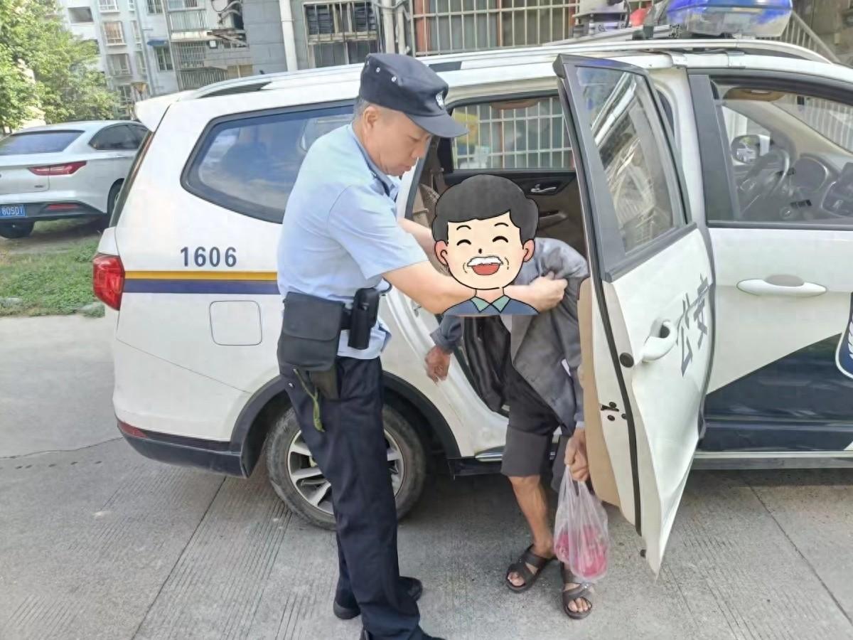 六旬老人烈日下摔倒，民警及时救助并护送回家，这一暖心举动获群众赞誉  第1张