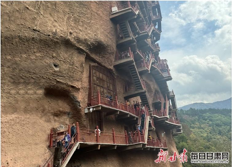 麦积山石窟：千年泥塑艺术，为何独树一帜？  第2张