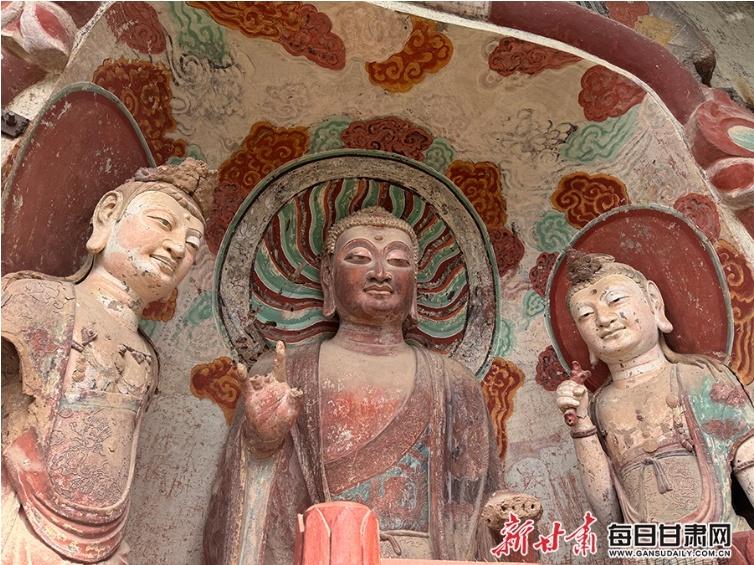 麦积山石窟：千年泥塑艺术，为何独树一帜？  第4张