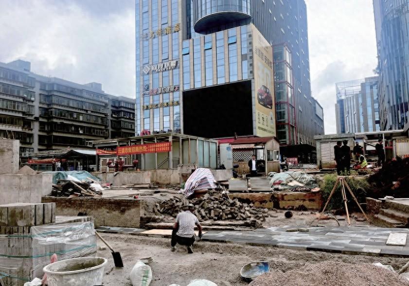 昆明地铁 5 号线福景路出入口围挡拆除，机电设备安装调试及内部装修工作即将展开