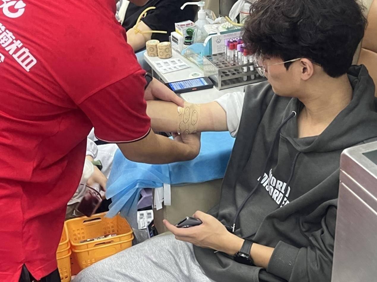 浙江商业职业技术学院：青春热血，传递爱心  第1张