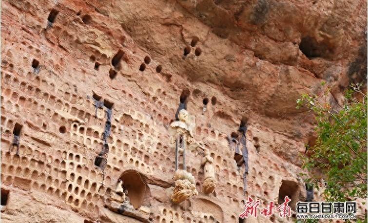 1600 多年前文人墨客在此得道成仙，如今仙人崖石窟美如仙境