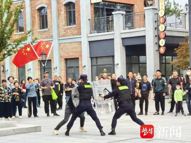 浦口火车站街区正式开街，首日吸引 2 万余名游客打卡，你去了吗？  第4张